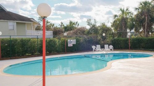 6 Ocean Park Ct, Isle Of Palms SC  29451-2244 exterior
