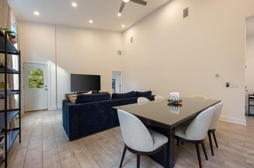 5008 Baker St, Austin TX  78721-1511 exterior