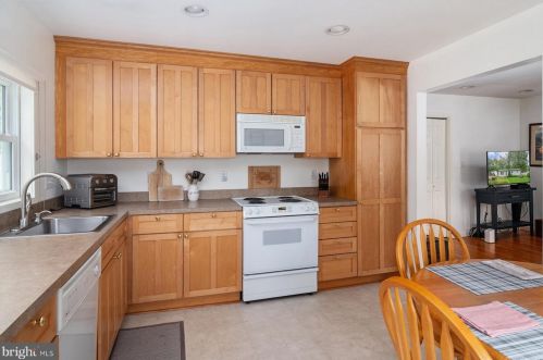 4935 Chestnut St, Shady Side MD 20764-9661 exterior