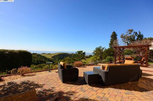 3605 Skyline Dr, Hayward, CA 94542-2520