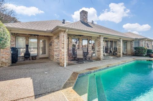 2321 Highland Hts Ln, Carrollton TX 75007-2033 exterior