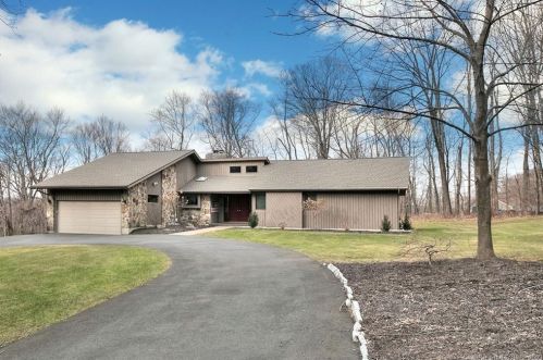 15 Scenic Hill Ln, Upper Stepney, CT 06468-1259