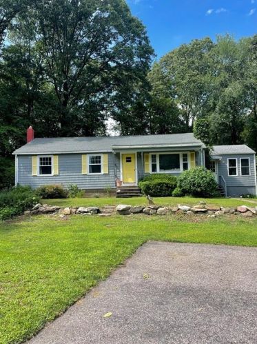 435 Middle Rd, Warwick RI  02818-2324 exterior