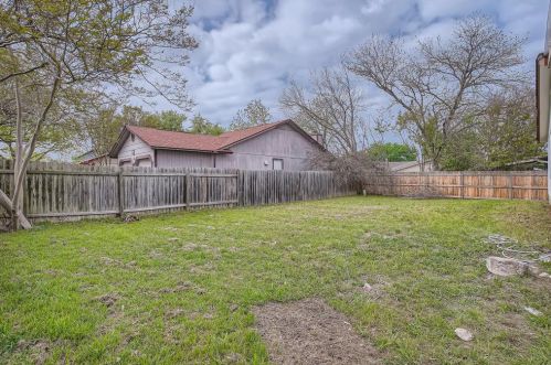 8408 Cayuga Dr, Austin TX 78749-3972 exterior