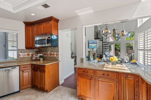 31 Del Perlatto, Irvine CA  92614-5359 exterior