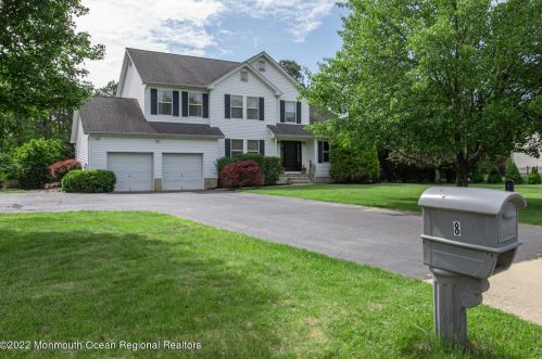 8 Country Rd, Jackson Twp, NJ 08527-3300