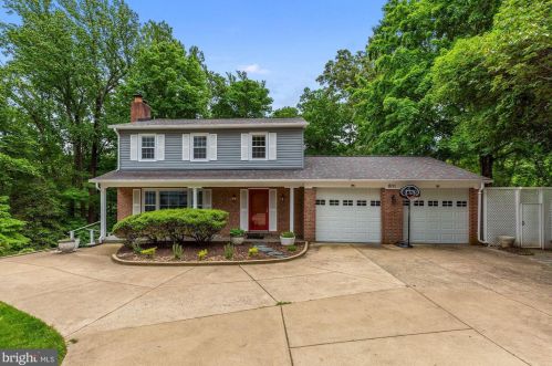 8111 Point Dr, Springfield VA  22153-3020 exterior