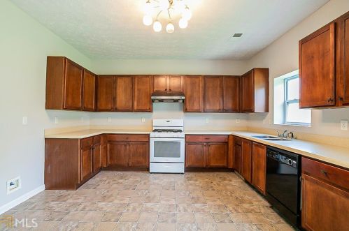 3069 Elmwood Rd, Atlanta GA  30349-8105 exterior