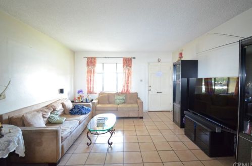 8757 Hazeltine Ave, Van Nuys, CA 91402-3206