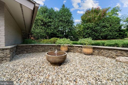 1703 Shagbark Cir, Herndon, VA 20190-4437