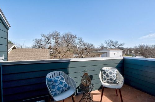 4907 Delores Ave, Austin TX  78721-2107 exterior