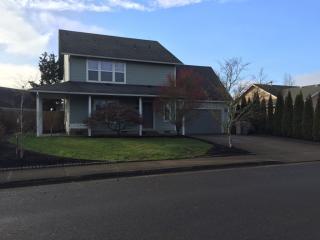 765 9th St, Harrisburg, OR 97446-9658