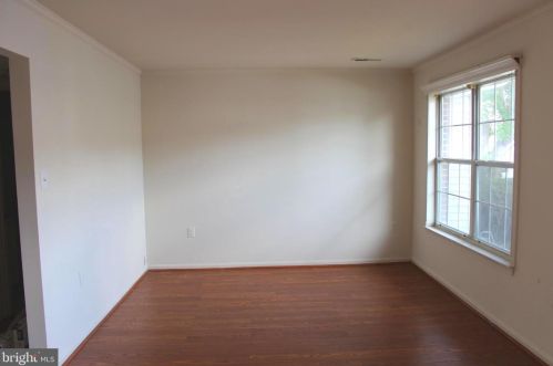 2176 Mager Dr, Herndon, VA 20170-4355