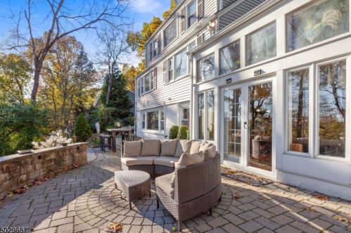 765 Long Hill Rd, Gillette, NJ 07933-1321