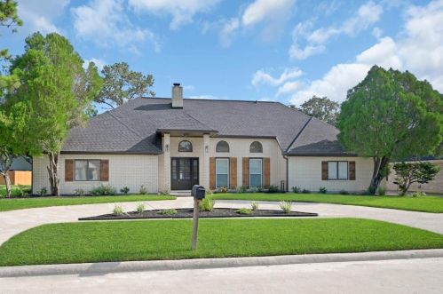 2309 Golfcrest Dr, Pearland, TX 77581-5121