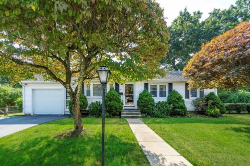 86 Cora St, Warwick, RI 02818-2502