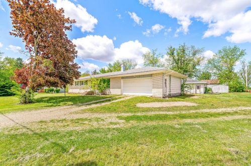 330 Maple St, The Burg, IL 61318-9792