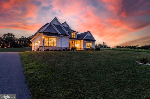 4 Peyton Dr, Carlisle PA  17015-8548 exterior
