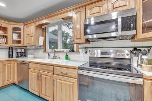 24 Morgan Dr, Wallingford CT  06492-2641 exterior
