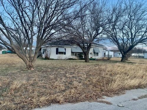 301 8 St, Nocona TX 76255-2903 exterior