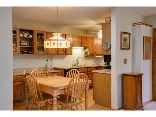 801 Pontiac Ln, Chanhassen, MN 55317-9429