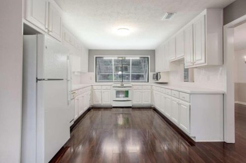 285 Glen Lake Dr, Atlanta GA  30327-4819 exterior