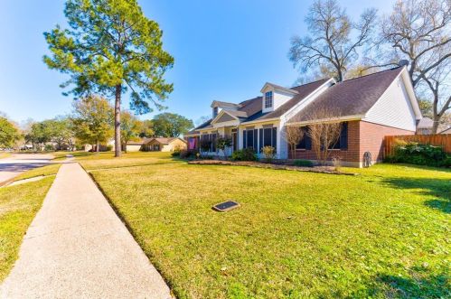 1226 Woodland Dr, Taylor Lake Village, TX 77586-6046