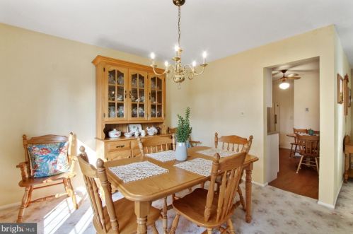 38 Valleybrook Dr, Lancaster PA  17601-4617 exterior