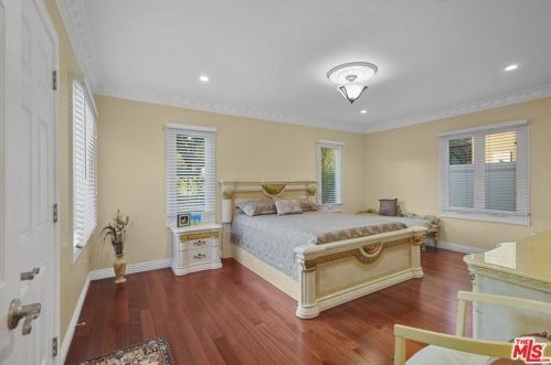 2417 Glenoaks Blvd, Glendale CA  91206-3027 exterior