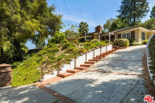 3924 Woodfield Dr, Van Nuys, CA 91403-4231