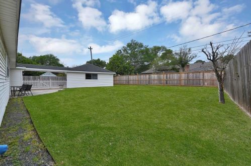 403 Pebblebrook Dr, Taylor Lake Village TX  77586-6012 exterior