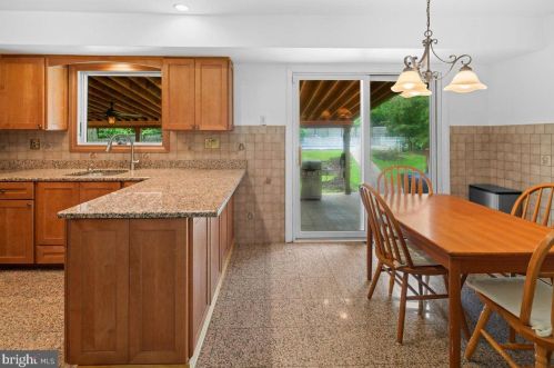 1 Teak Ln, Princeton NJ 08540-4724 exterior