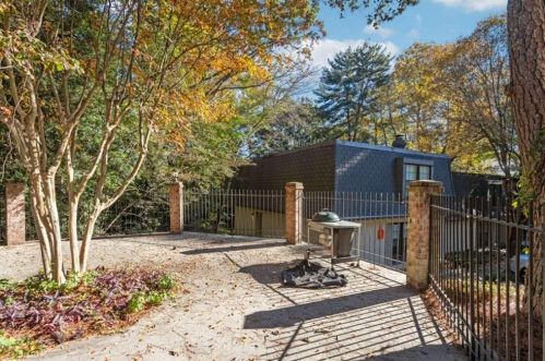 74 Montre Sq, Atlanta GA  30327-4044 exterior