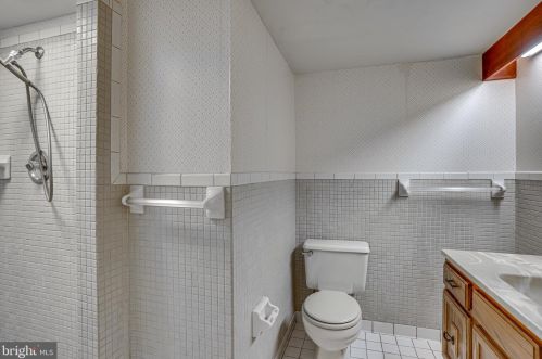 6315 Falling Brk Dr, Springfield VA  22015-4033 exterior