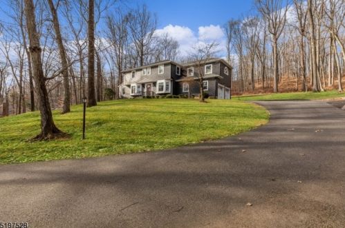 10 Fox Chase Rd, Chester, NJ 07930-2915