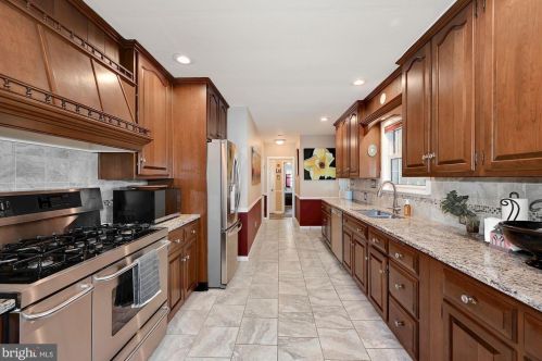 457 Crystal Lake Ave, Tavistock NJ 08033-2819 exterior