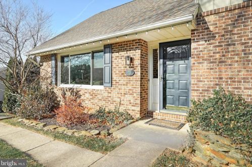 25 Farmington Dr, York, PA 17407-1204