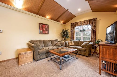 15 Eaton Trl, Wallingford, CT 06492-2653