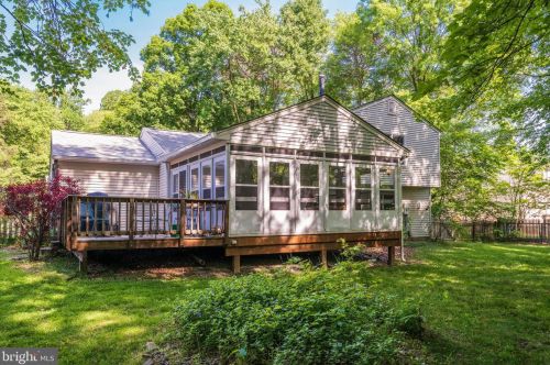 2333 Rosedown Dr, Herndon VA  20191-1631 exterior