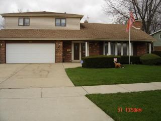 202 Kingston Dr, Addison, IL 60101-2153
