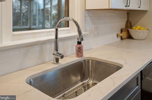 564 Lampeter Rd, Lancaster PA  17602-4010 exterior