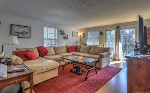 9 Heather Rdg, Huntington, CT 06484-4642