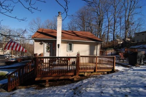 15 Larson Trl, Hopatcong, NJ 07843-1726