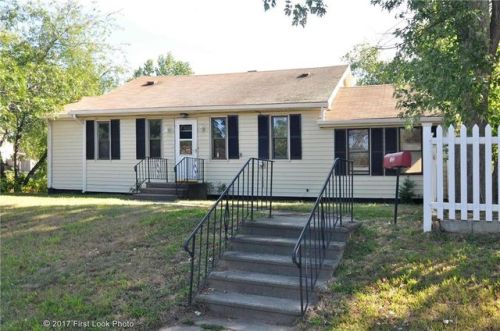 122 Parkside Dr, Warwick, RI 02888-4646