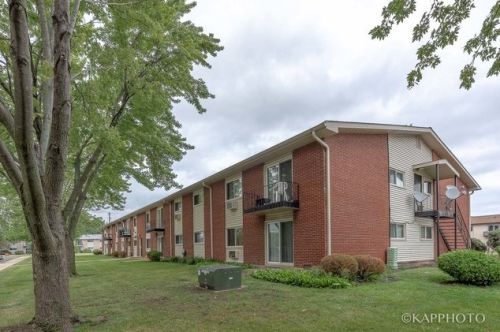8998 Kennedy Dr, Des Plaines, IL 60016-5460