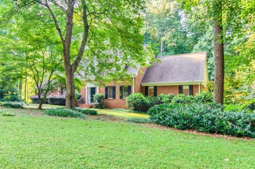 5864 Hammersmith Rd, Stone Mountain, GA 30087-2516