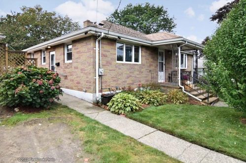 63 Robert Gray Ave, Tiverton, RI 02878-1822