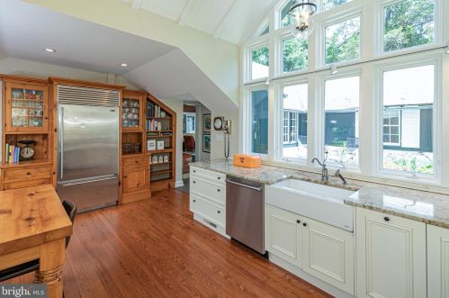 19 Greenhouse Dr, Princeton NJ  08540-4801 exterior