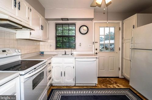 25 Sterling St, Lakehurst, NJ 08759-5500