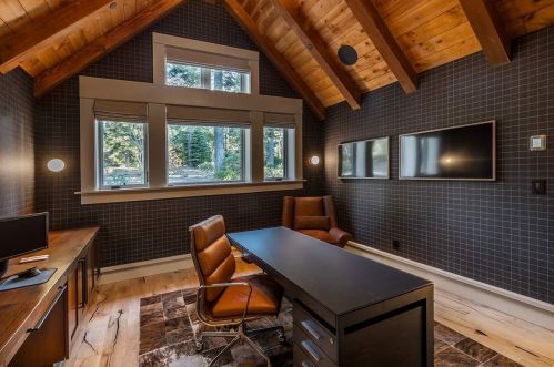 8262 Valhalla Dr, Truckee CA  96161-4297 exterior